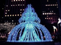 : La fontana elettrica del Rockefeller Center -   Firmata dagli artisti inglesi Noble & Webster, e' una spettacolare scultura di luci led ispirata a classici come il Tritone del Bernini