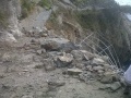 geologia: La frana sulla Via dell'Amore -   Tre metri cubi di massi investono quattro turiste alle Cinque Terre. Dove, ricordano i geologi, l'80% del territorio e' a rischio