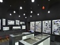 interni: La profumeria dal cielo stellato  -   Punti luce a sospensione che, pur nella loro regolarita', creano un'atmosfera da cielo stellato. A Feltre, in un palazzo del XVII secolo un progetto di restauro e interior firmato dall'architetto Giorgio Zaetta 