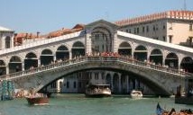 Restauro: Restauro: novanta prismi ottici per il Ponte di Rialto - Il Comune di Venezia annuncia l'avvio operativo del restauro, con un sistema di monitoraggio degli spostamenti e le indagini geotecniche delle fondazioni del ponte