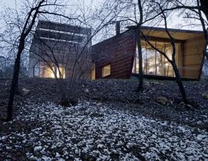 Green: Tvzeb, l'edificio isolato con bottiglie di plastica riciclata - Progetto sperimentale dell'Universita' di Padova, in team con lo studio Traverso-Vighy, e' una struttura a 'energia zero' in cui tutti i materiali costruttivi potranno essere recuperati