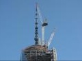 architettura: Installata la spira del One World Trade Center -   Il grattacielo, edificio centrale del nuovo World Trade Center, raggiunge i 541 metri di altezza, ma il Council on Tall Buildings non vuole ancora ufficializzare il suo primato
