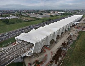 News: Stazione AV di Reggio Emilia Mediopadana: ecco le foto  - Progettata da Santiago Calatrava, la struttura di bianco acciaio/calcestruzzo e vetro si sviluppa su due livelli lungo l'autostrada